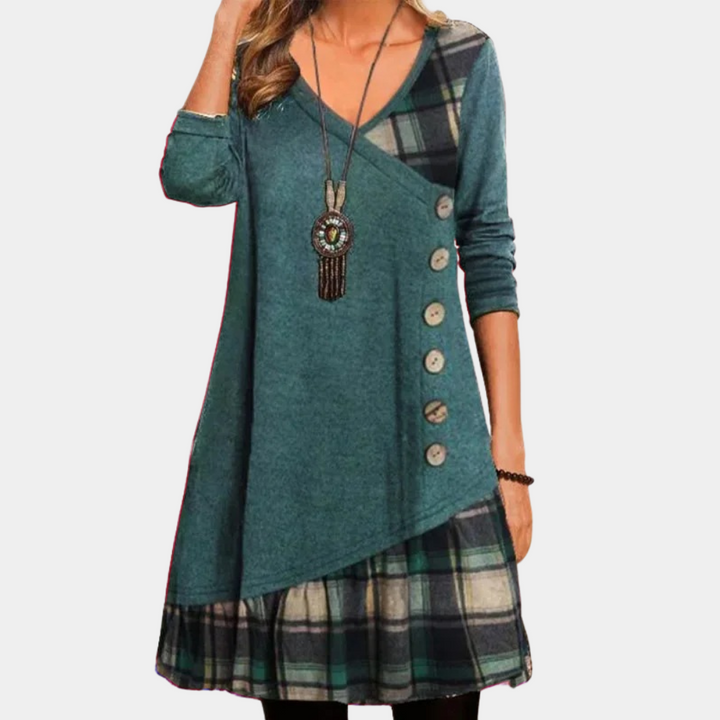 Groene damesjurk met lange mouwen, knopen en geruite details. Modieuze herfstkleding, casual stijl. Perfect voor dagelijks gebruik.