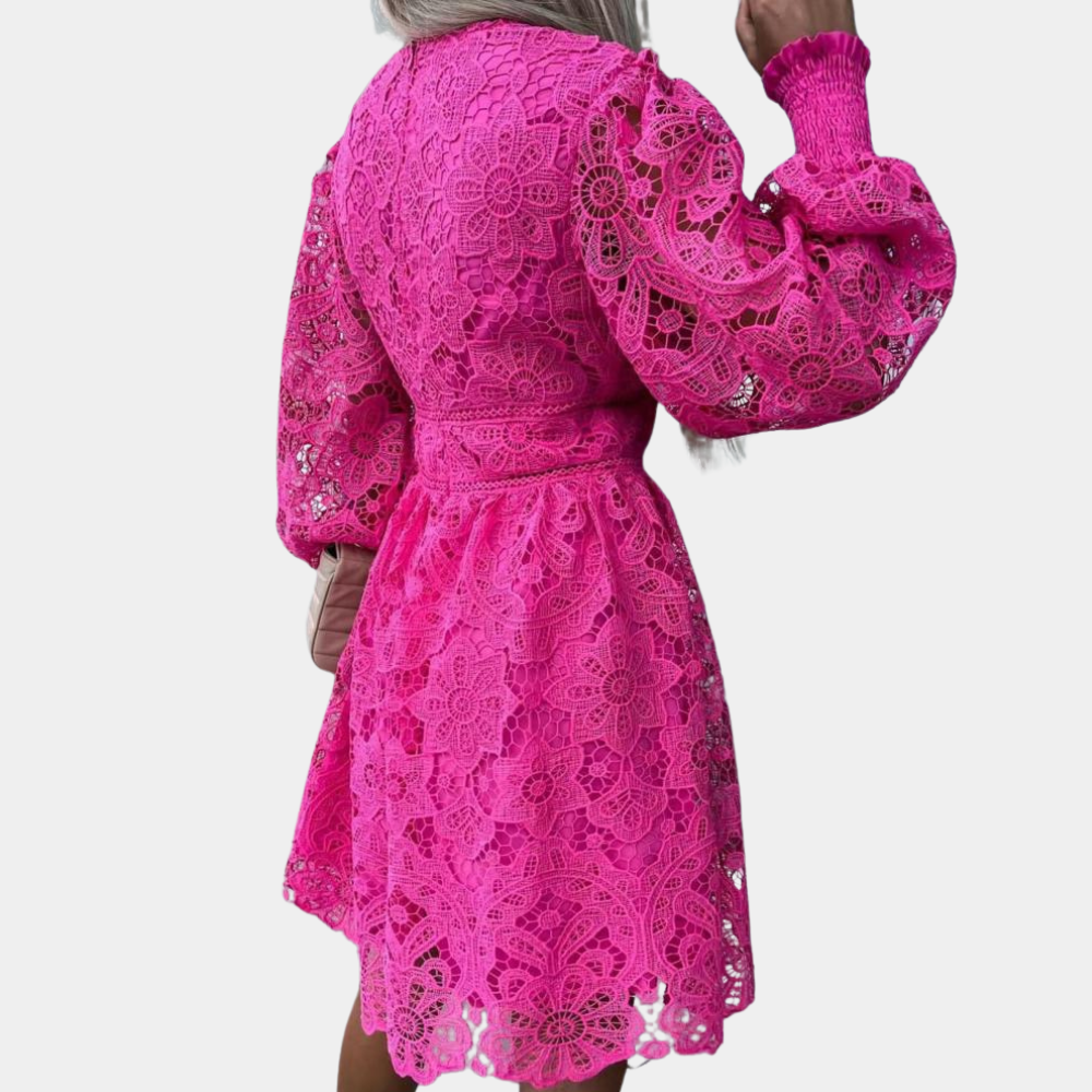 Roze kanten jurk met lange mouwen en bloemenpatroon, elegante damesmode, perfect voor feestelijke gelegenheden en stijlvolle outfits.