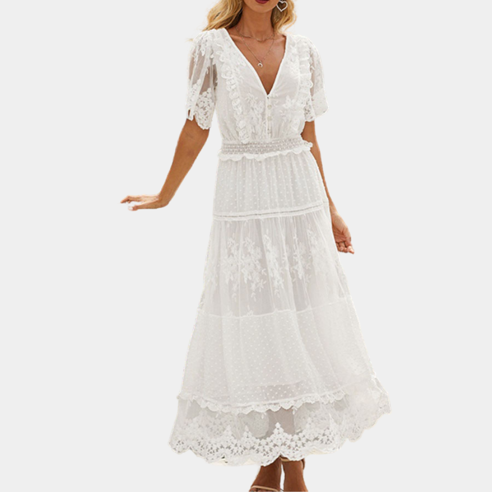 Witte kanten zomerjurk met korte mouwen en V-hals, elegante bohemian stijl, perfect voor bruiloften en zomerse evenementen.