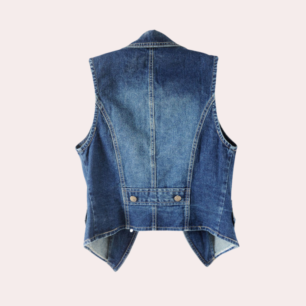 Blauwe denim spijkerjas zonder mouwen, achterkant, met knoopdetails. Trendy damesmode, casual stijl, perfect voor lente en zomer.