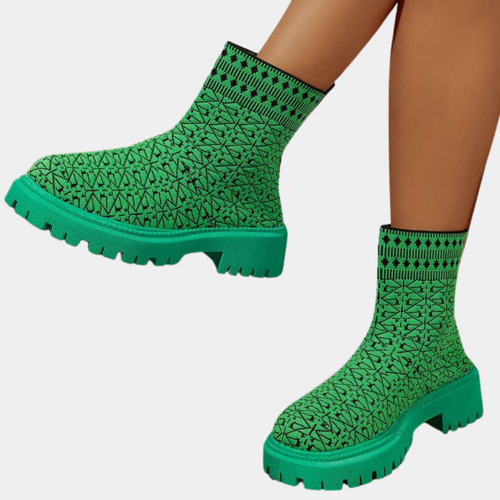 Groene enkellaarsjes met patroon, dikke zool en elastische schacht. Trendy damesmode, comfortabele schoenen, opvallend design.