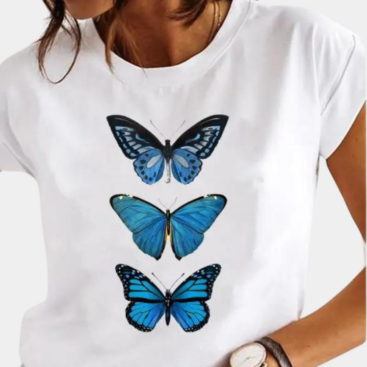 Wit T-shirt met drie blauwe vlinders bedrukt, casual damesmode, zomertrend, vlinderprint, korte mouwen, stijlvolle kleding.
