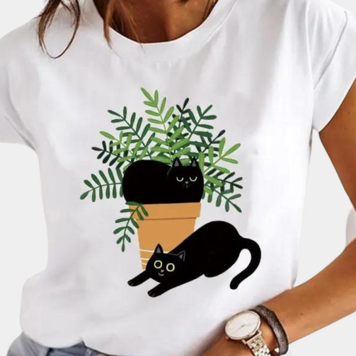 Witte T-shirt met illustratie van twee zwarte katten en een plantenpot. Damesmode, casual kleding, kattenprint, trendy design.
