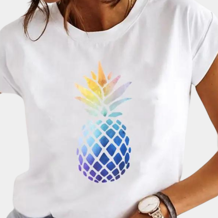 Vrouw draagt wit T-shirt met kleurrijke ananasprint, casual mode, zomerse stijl, trendy dameskleding, hippe fruitdesigns, modeaccessoires.