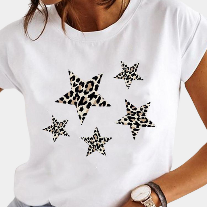 Vrouw draagt wit T-shirt met vijf luipaardprint sterren, casual mode, trendy dameskleding, zomeroutfit, stijlvolle grafische top.