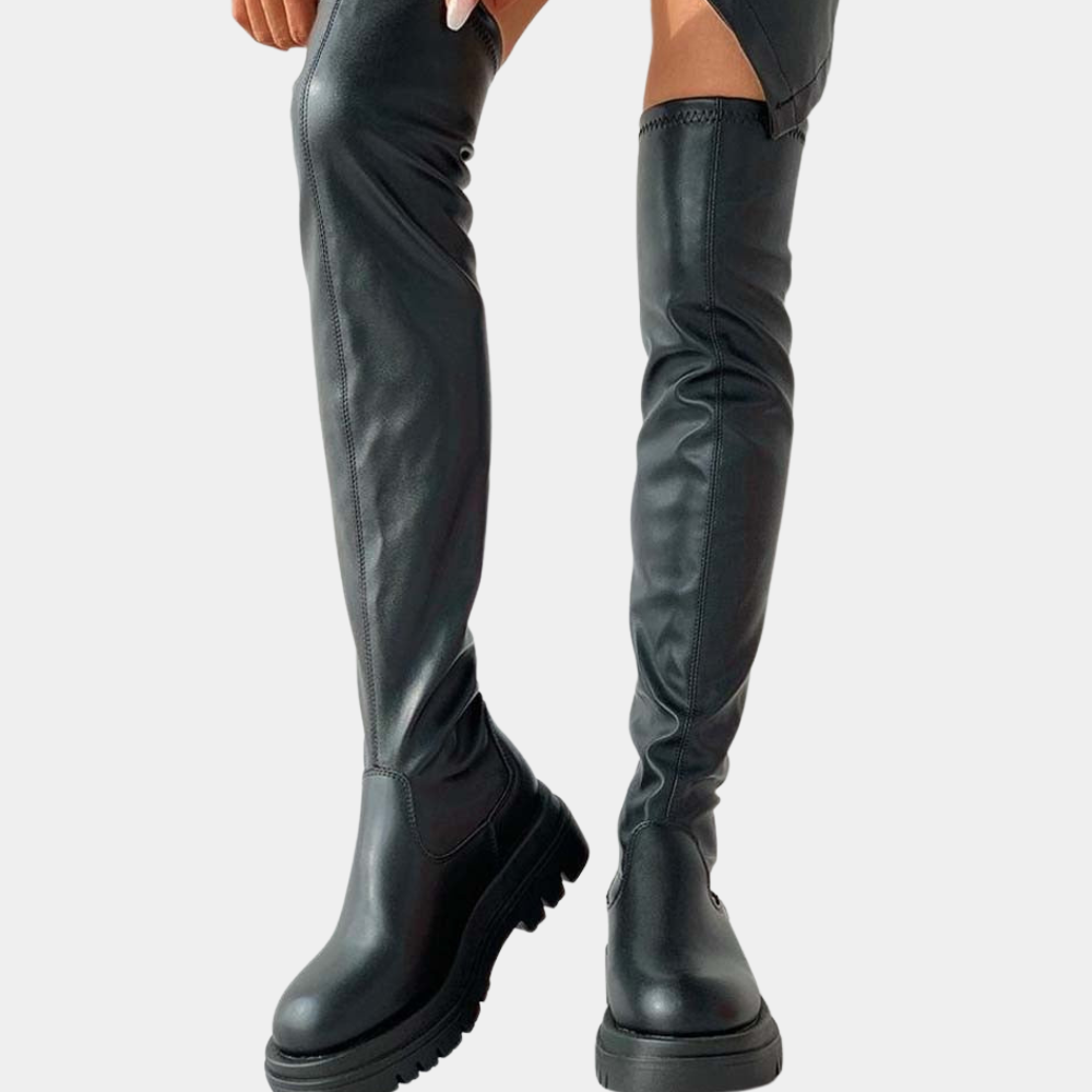 Zwarte leren overknee laarzen voor dames, met dikke zool en ronde neus. Trendy en stijlvol schoeisel voor herfst en wintermode.