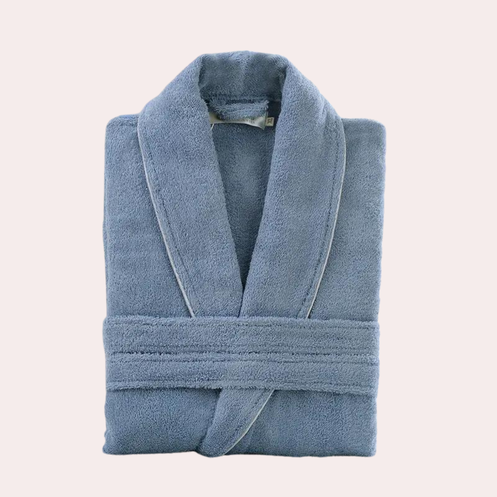Blauwe badjas van badstof, opgevouwen en met sjaalkraag. Luxe en comfortabele badjas voor heren en dames. Perfect voor thuis of spa.