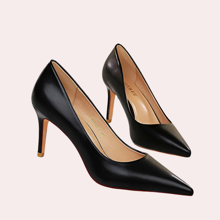Zwarte leren pumps met spitse neus en hoge hak voor dames. Elegante schoenen, perfect voor formele gelegenheden en zakelijke outfits.