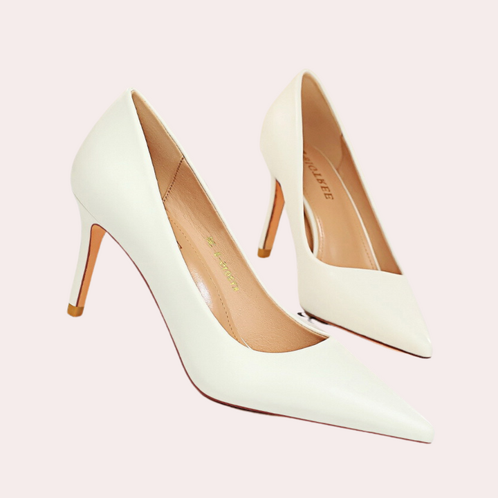 Witte leren pumps met hoge hak, puntige neus en elegante afwerking. Perfect voor formele gelegenheden. Stijlvolle damesmode schoenen.