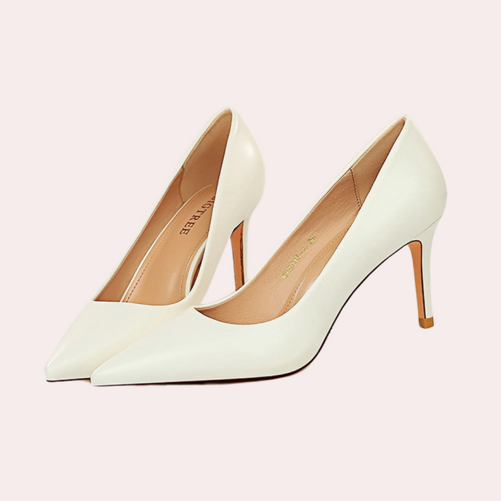 Witte leren pumps met hoge hak, puntige neus en elegante afwerking. Perfect voor formele gelegenheden. Stijlvolle damesmode schoenen.