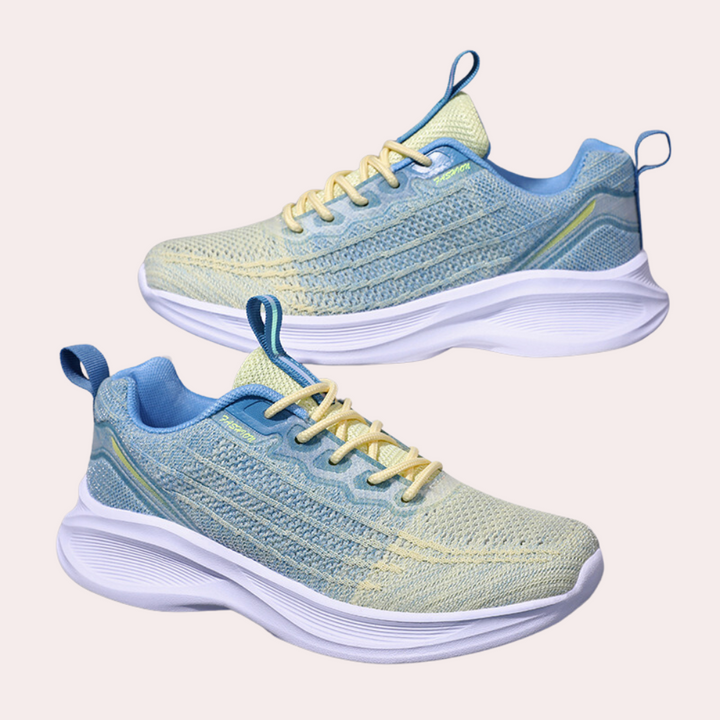 Blauwe en gele sportschoenen met gebreid bovenwerk en witte zool, ideaal voor hardlopen en fitness. Comfortabele en stijlvolle sneakers voor dames.