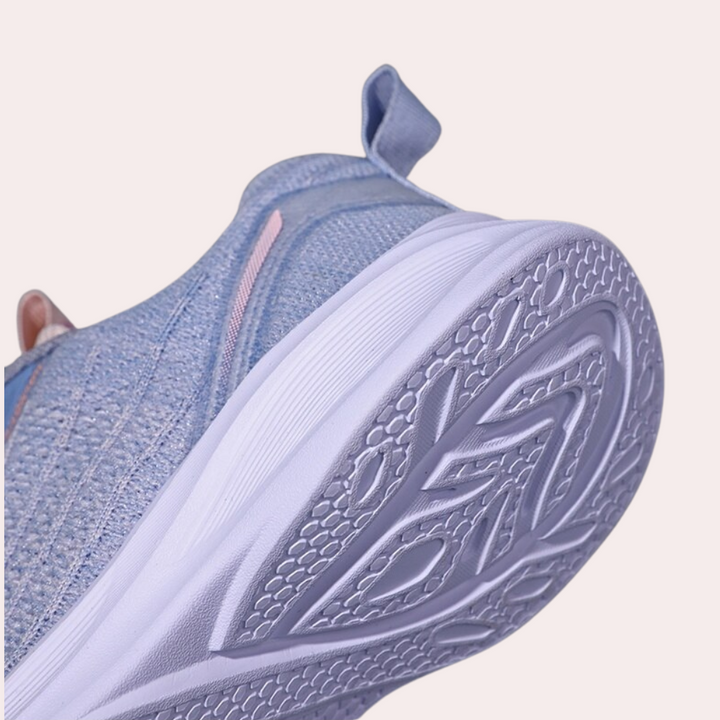 Blauwe sportschoen met gedetailleerde zool, ademend mesh bovenwerk en roze accenten. Perfect voor hardlopen en fitness. Comfortabele pasvorm.