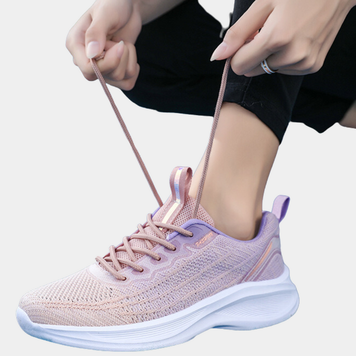 Roze dames sneaker met ademend mesh, lichtgewicht zool en vetersluiting. Perfect voor sport en casual gebruik. Comfortabele en trendy schoenen.