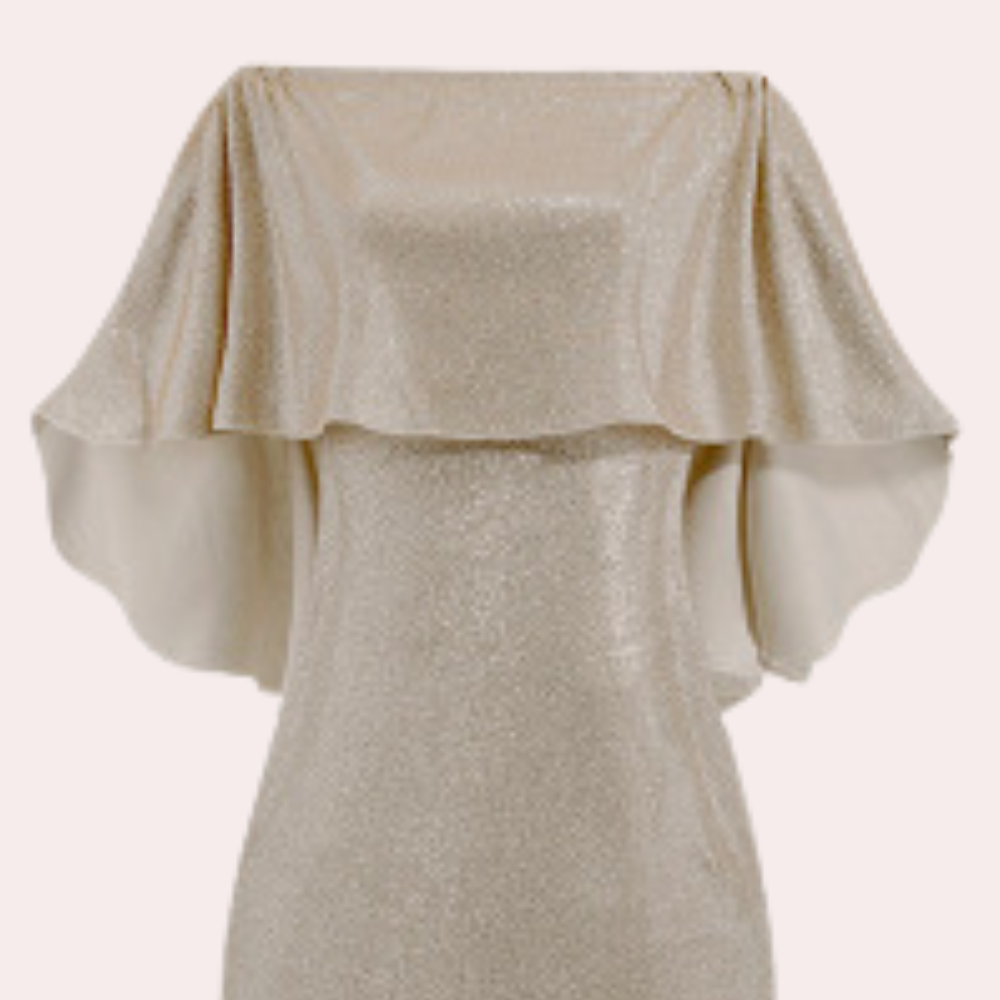 Champagnekleurige off-shoulder jurk met glinsterende stof en elegante cape-mouwen, perfect voor feestelijke gelegenheden en avondkleding.