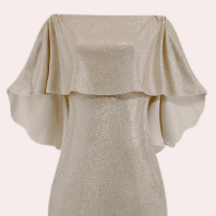 Champagnekleurige off-shoulder jurk met glinsterende stof en elegante cape-mouwen, perfect voor feestelijke gelegenheden en avondkleding.