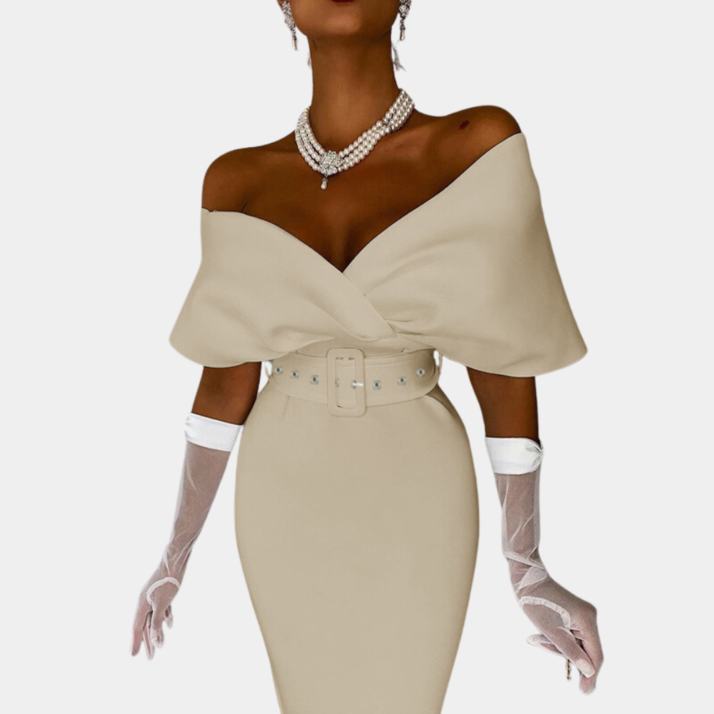 Elegante abrikooskleurige off-shoulder jurk met ceintuur, parelketting en transparante handschoenen. Perfect voor avondkleding en mode.