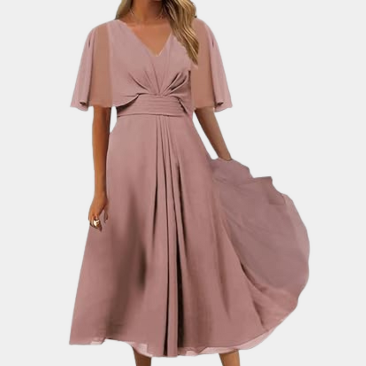 Elegante roze jurk met V-hals en wijde mouwen, perfect voor zomerfeesten. Vrouwelijke snit, vloeiende stof, modieuze dameskleding.