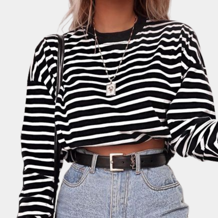 Zwart-wit gestreepte trui, damesmode, casual stijl, hoge taille jeans, trendy outfit, modieuze kleding, comfortabele pasvorm, streetwear.