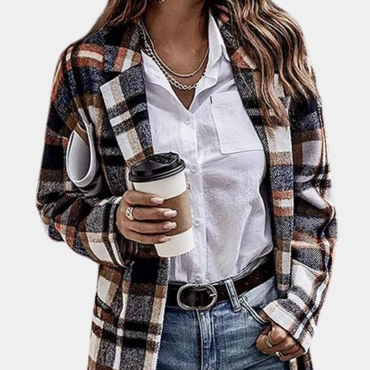 Vrouw in geruite jas met koffiebeker, witte blouse en jeans. Modieuze herfstoutfit, casual stijl, dameskleding, trendy accessoires.