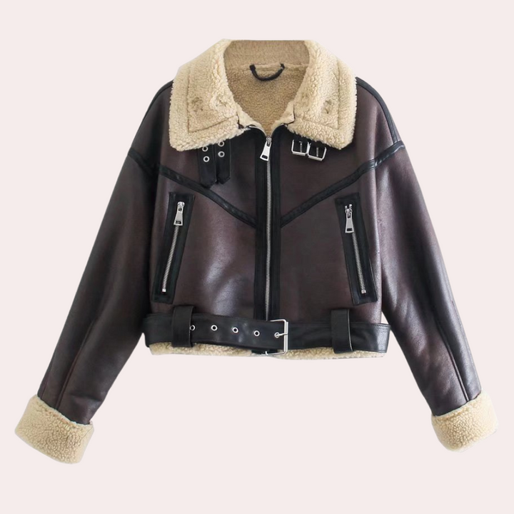 Bruine leren pilotenjas met schapenvacht kraag en manchetten, ritsdetails en riem. Stijlvolle winterjas voor dames, warme en modieuze uitstraling.