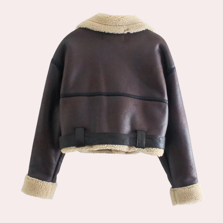 Bruine leren pilotenjas met schapenvacht kraag en manchetten, vintage stijl, wintermode, warme jas voor heren en dames, trendy en duurzaam.
