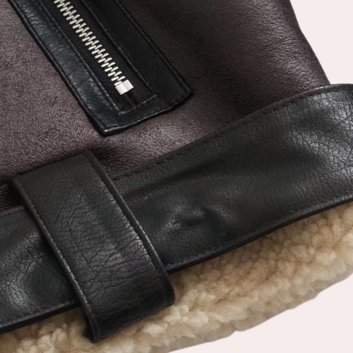 Bruine leren jas met zwarte rits en schapenvacht voering. Stijlvolle winterjas, warme kleding, modieuze leren jas voor heren en dames.