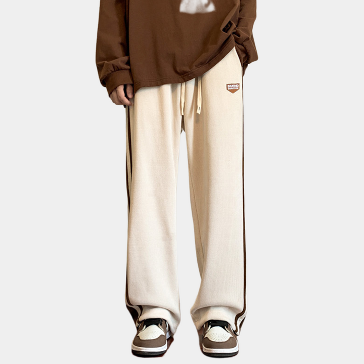Beige joggingbroek voor heren, casual stijl, met elastische tailleband en trekkoord. Perfect voor sport en vrije tijd. Comfortabele pasvorm.