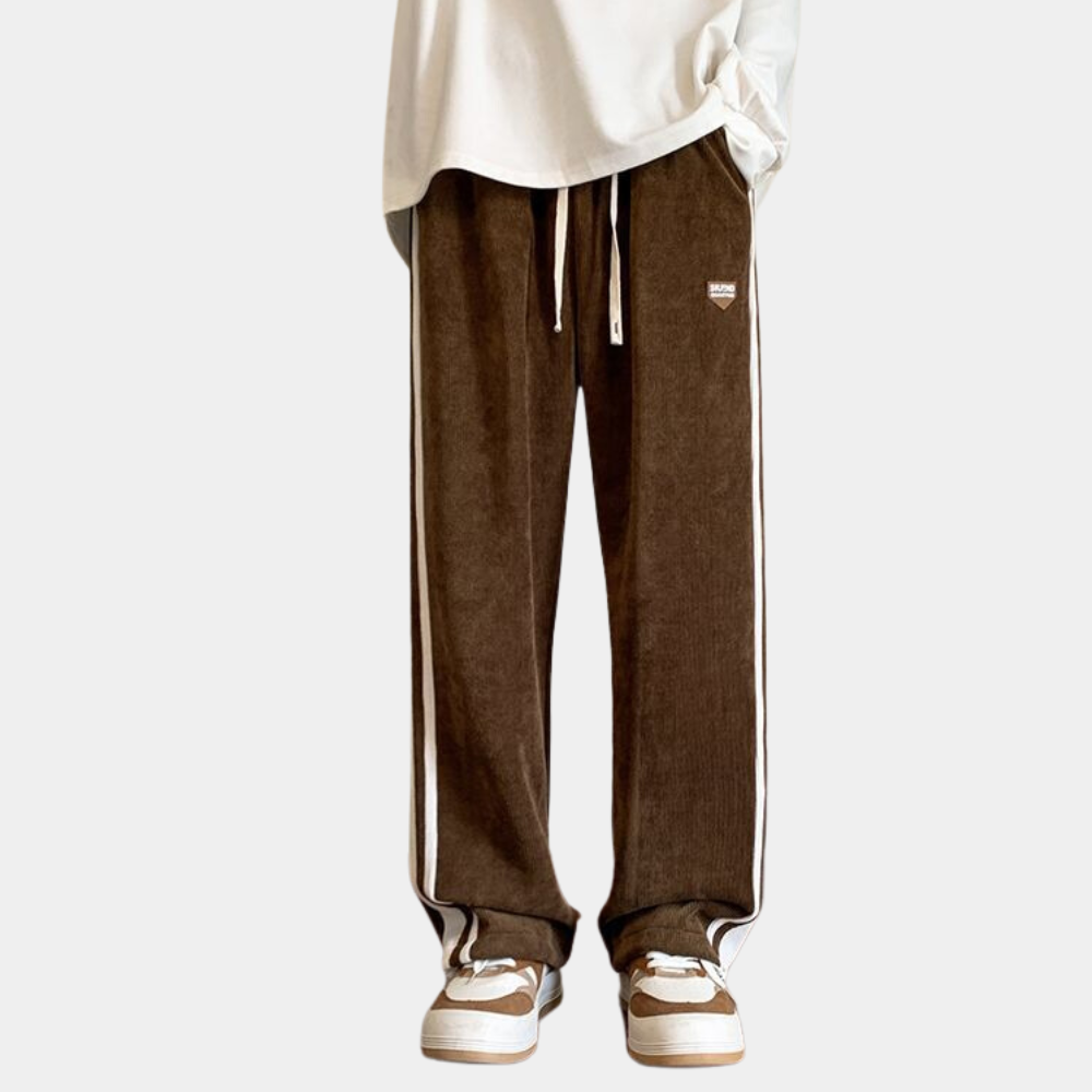 Bruine joggingbroek met witte strepen, casual stijl, herenmode, comfortabele pasvorm, perfect voor dagelijks gebruik, trendy streetwear.