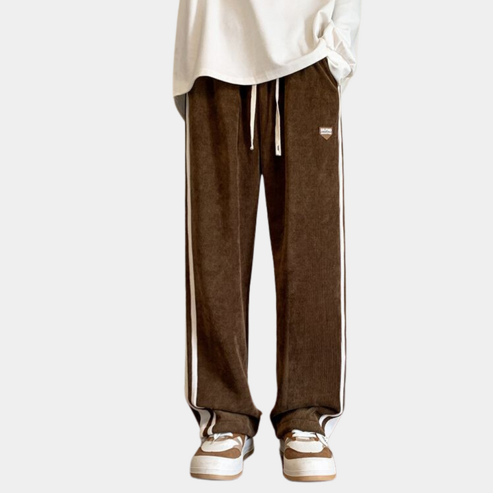 Bruine joggingbroek met witte strepen, casual stijl, herenmode, comfortabele pasvorm, perfect voor dagelijks gebruik, trendy streetwear.