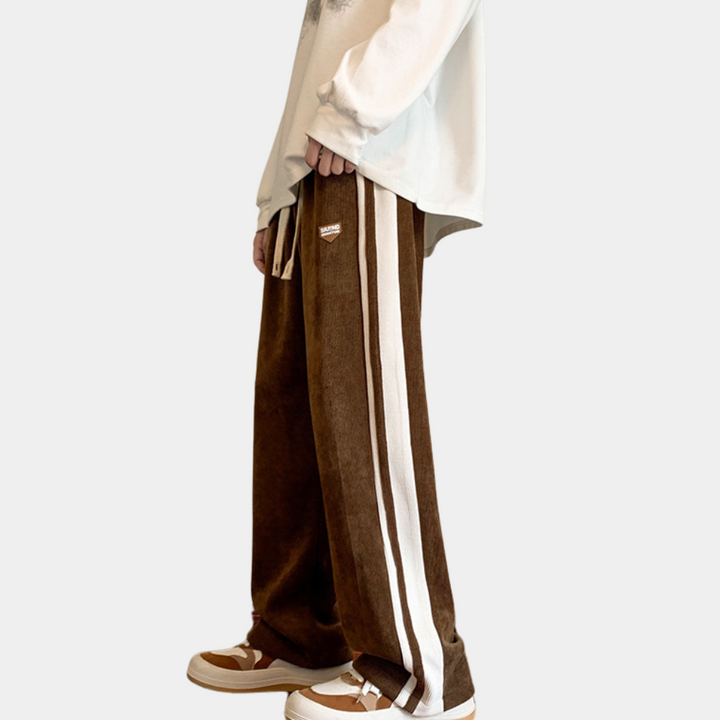 Bruine corduroy broek met witte strepen, casual stijl, herenmode, comfortabele pasvorm, trendy streetwear, perfect voor dagelijks gebruik.
