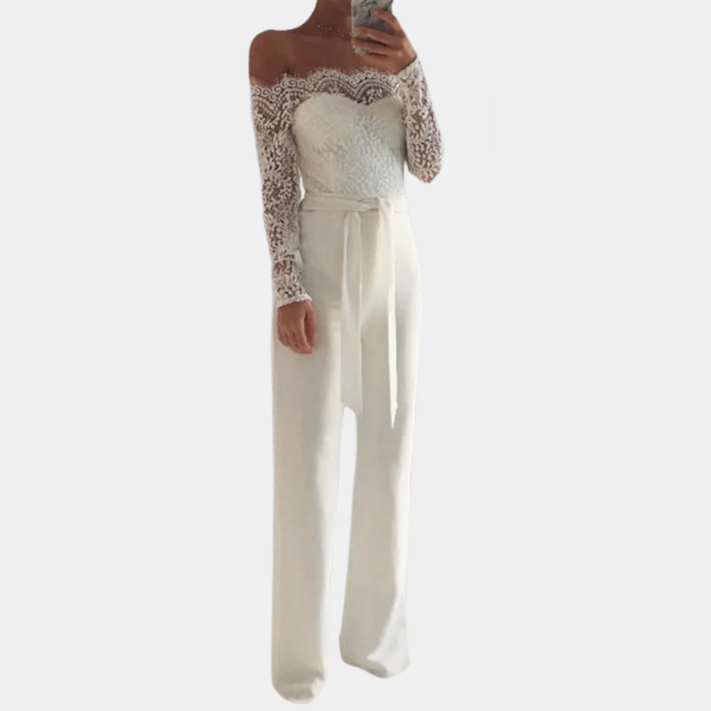 Witte kanten off-shoulder jumpsuit met lange mouwen en strikceintuur, elegante dameskleding, geschikt voor bruiloften en speciale gelegenheden.