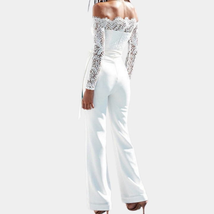 Witte off-shoulder jumpsuit met kanten mouwen, elegante dameskleding, modieuze outfit voor speciale gelegenheden, stijlvolle en chique uitstraling.