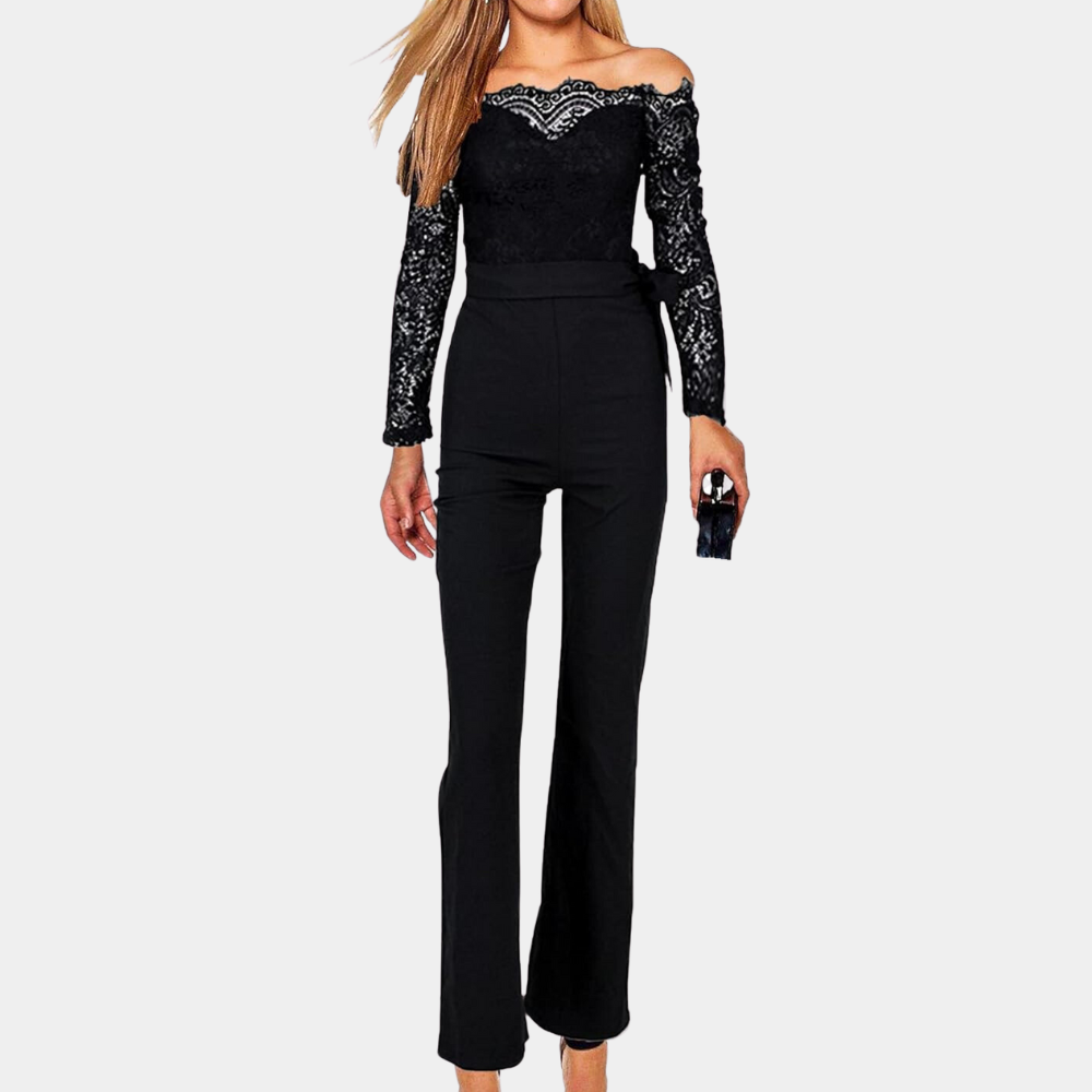 Vrouw in elegante zwarte kanten off-shoulder jumpsuit, lange mouwen, hoge taille. Perfect voor avondkleding, modieuze dameskleding.