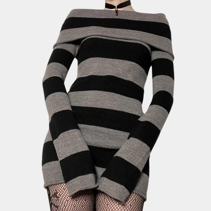Zwart-grijs gestreepte off-shoulder trui jurk, lange mouwen, visnet panty. Modieuze dameskleding, herfst-winter stijl, trendy outfit.