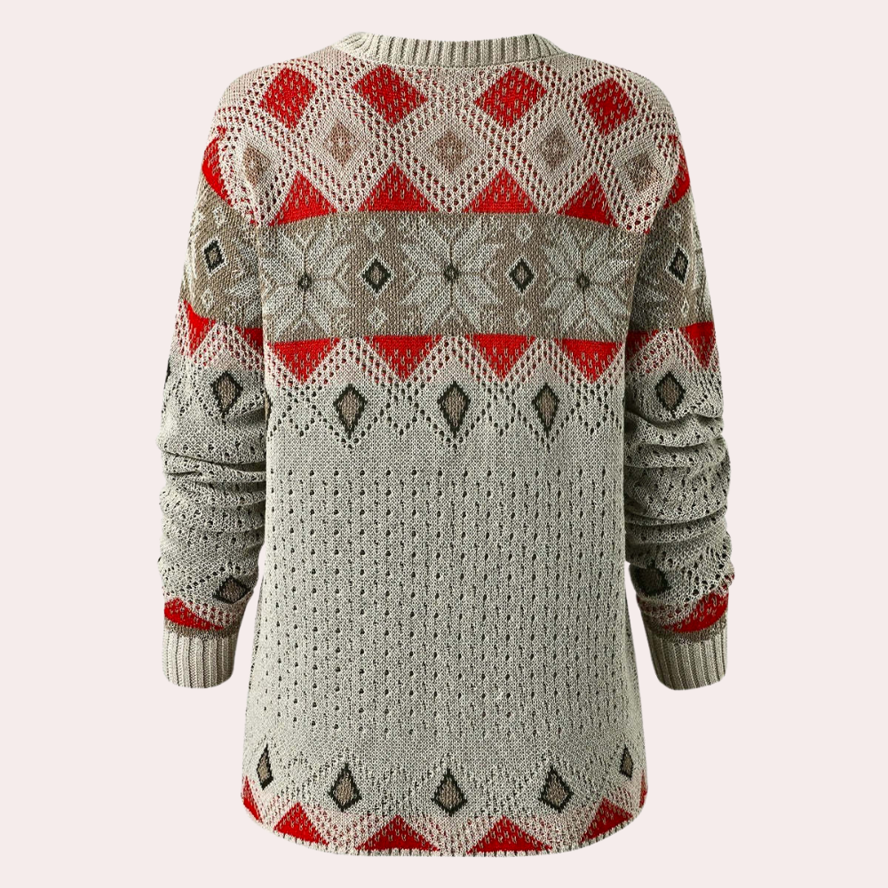 Achterkant van een gebreide trui met geometrisch patroon in rood, grijs en beige. Warme damestrui, perfect voor herfst en wintermode.
