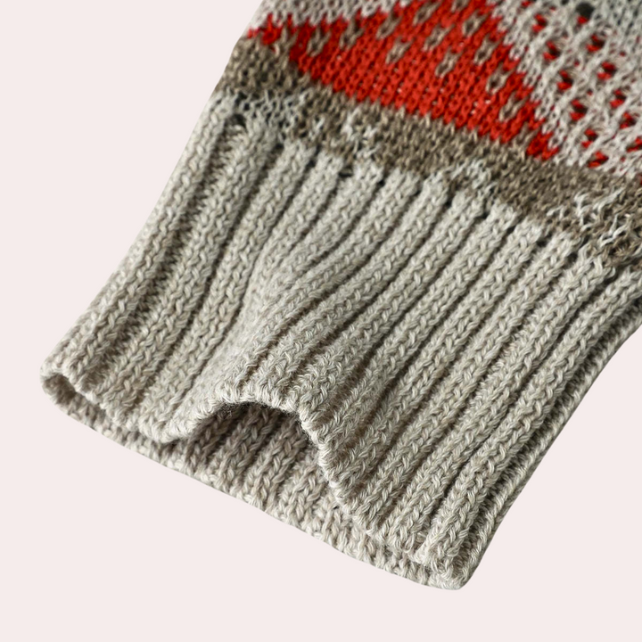 Beige gebreide trui mouw met kleurrijk patroon, Filomena apricot design. Hoogwaardige wol, warme wintermode, stijlvol en comfortabel.