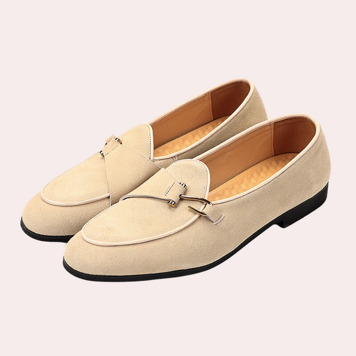 Beige suède loafers met metalen gesp, stijlvolle herenschoenen, comfortabele pasvorm, ideaal voor casual en formele gelegenheden.