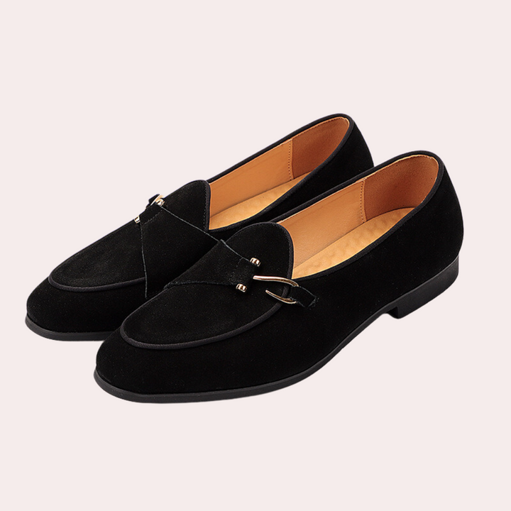 Zwarte suède loafers met gouden gesp, elegante herenschoenen, comfortabele leren binnenzool, stijlvolle casual schoenen voor dagelijks gebruik.