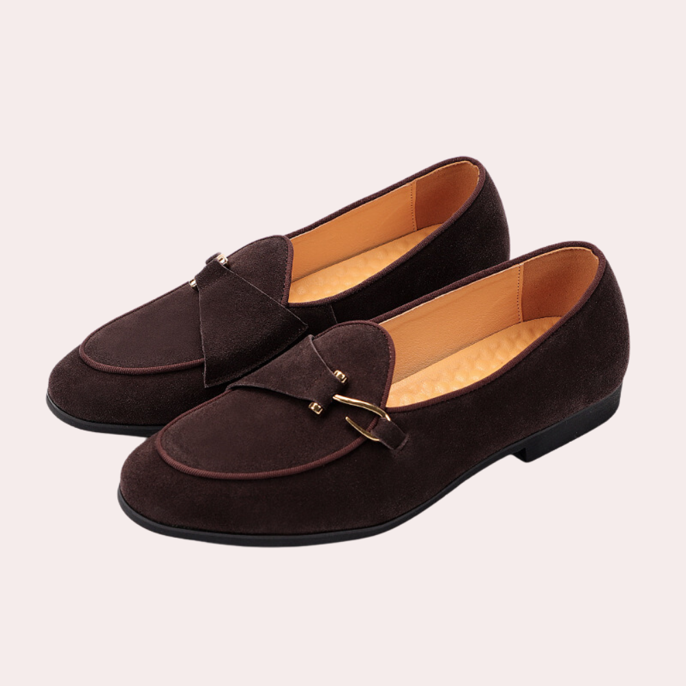 Donkerbruine suède loafers voor heren met gouden gesp, stijlvolle en comfortabele schoenen, perfect voor formele en casual gelegenheden.