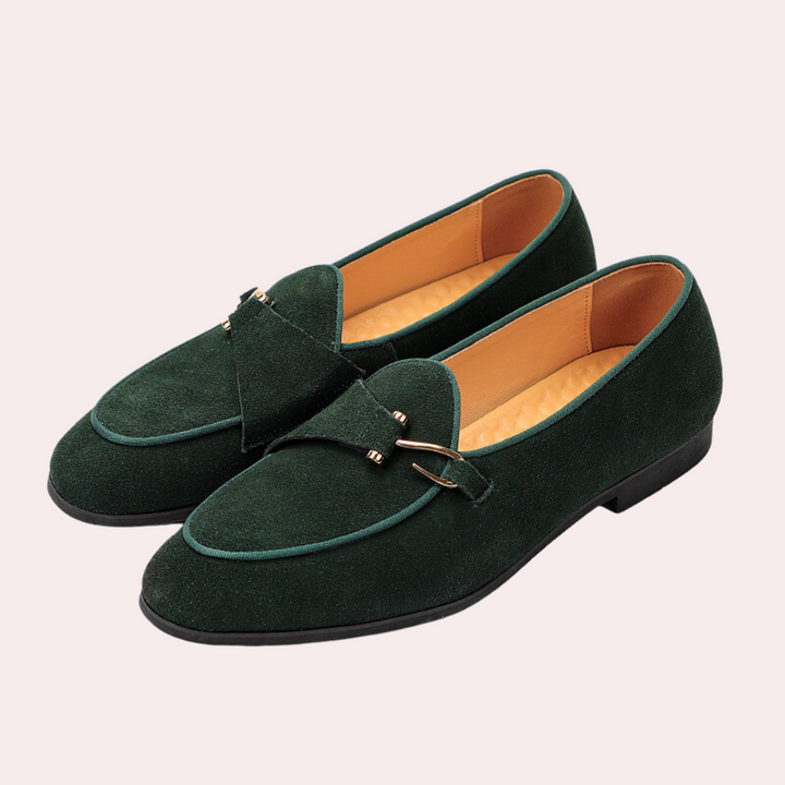 Donkergroene suède loafers met decoratieve gesp, stijlvolle herenschoenen, comfortabele leren binnenzool, perfect voor formele en casual gelegenheden.
