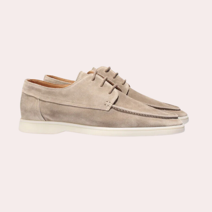 Beige suède herenschoenen, Vilano model, met veters en witte zool. Stijlvolle casual schoenen voor dagelijks gebruik.