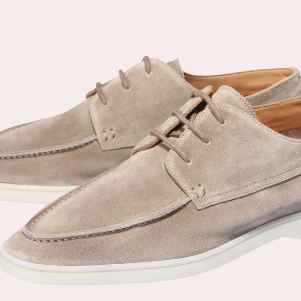 Beige suède herenschoenen met witte zool, Vilano model. Stijlvolle casual schoenen, ideaal voor dagelijks gebruik. Comfortabel en modieus ontwerp.