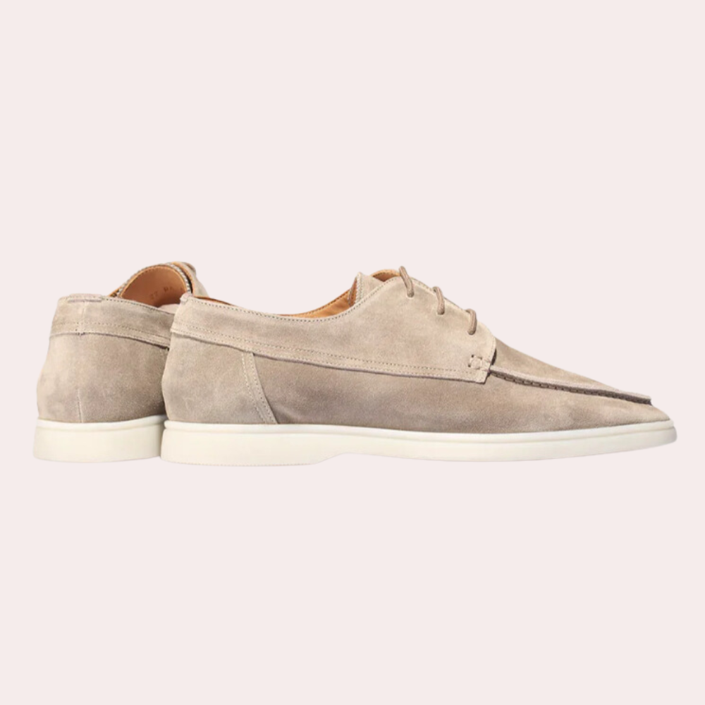 Beige suède herenschoenen, Vilano model, met veters en witte zool. Stijlvolle casual schoenen voor dagelijks gebruik.