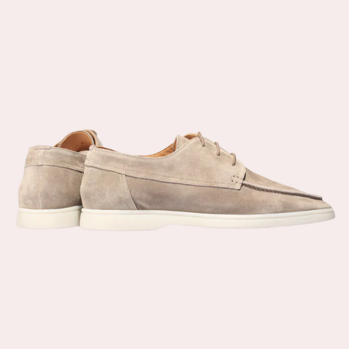 Beige suède herenschoenen, Vilano model, met veters en witte zool. Stijlvolle casual schoenen voor dagelijks gebruik.