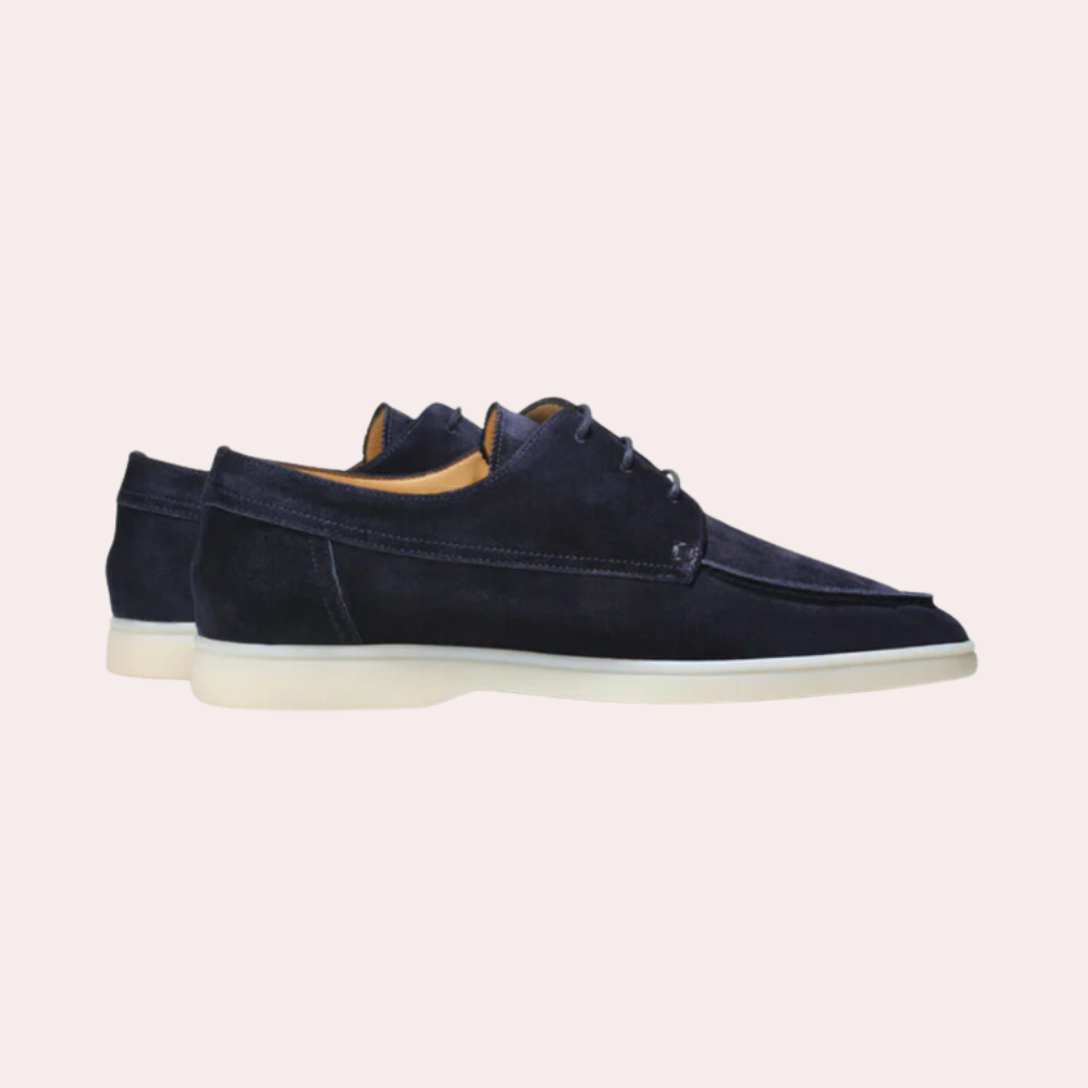 Zwarte suède herenschoenen met witte zool, Vilano model. Stijlvolle casual schoenen voor dagelijks gebruik. Comfortabel en modieus design.
