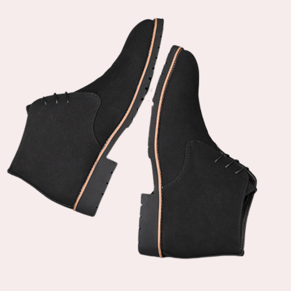 Zwarte suède herenschoenen met veters, zijaanzicht. Elegante en stijlvolle schoenen voor formele gelegenheden. Comfortabele leren zool.