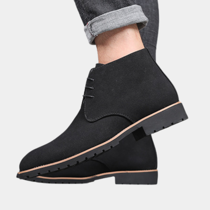 Zwarte suède herenschoenen, stijlvolle veterschoenen met rubberen zool, ideaal voor casual en formele gelegenheden. Comfortabele en modieuze keuze.