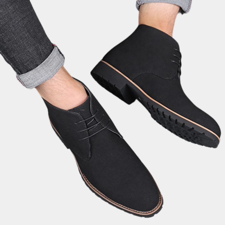 Zwarte suède herenschoenen, stijlvolle veterschoenen met rubberen zool, gedragen met opgerolde jeans. Perfect voor casual en formele gelegenheden.