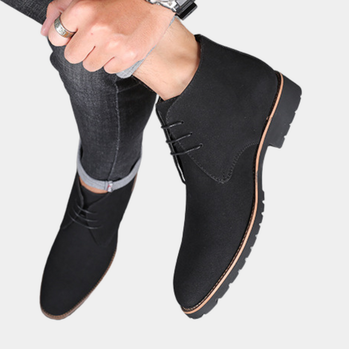 Zwarte suède herenschoen, stijlvolle veterschoen met rubberen zool, gedragen met opgerolde jeans. Perfect voor casual en formele gelegenheden.