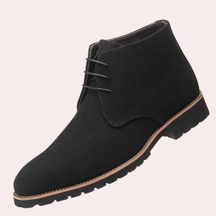Zwarte suède herenschoen met veters, stevige rubberen zool en elegante afwerking. Perfect voor casual en formele gelegenheden.